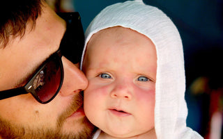 Vater mit Baby – Baby-Ekzem erkennen und pflegen