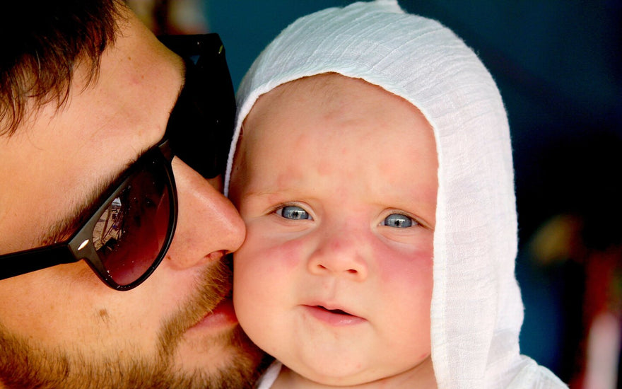 Vater mit Baby – Baby-Ekzem erkennen und pflegen