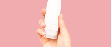 Hand hält eine Tube – Deo ohne Aluminium