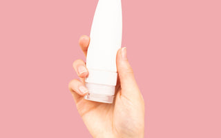 Hand hält eine Tube – Deo ohne Aluminium