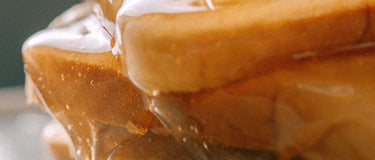 Honig läuft über Toast – Manuka-Honig in der Hautpflege