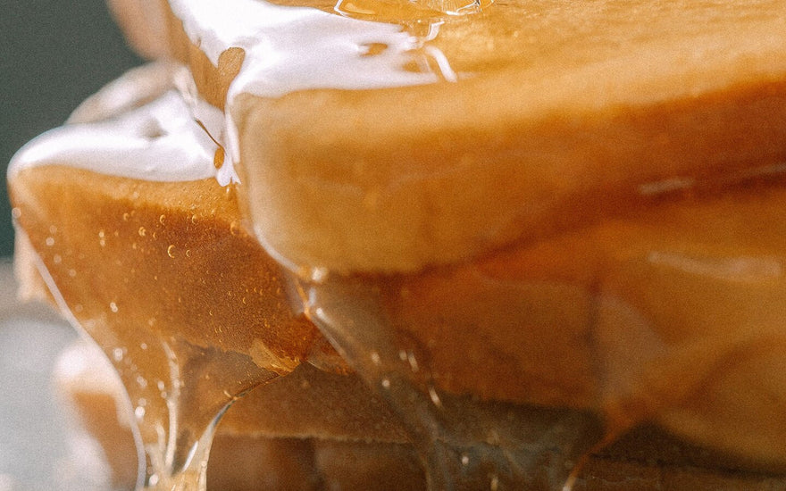 Honig läuft über Toast – Manuka-Honig in der Hautpflege