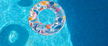 Sonniger Swimmingpool mit Schwimmring – Chlorwasser im Sommer