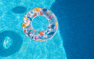 Sonniger Swimmingpool mit Schwimmring – Chlorwasser im Sommer