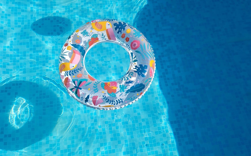 Sonniger Swimmingpool mit Schwimmring – Chlorwasser im Sommer