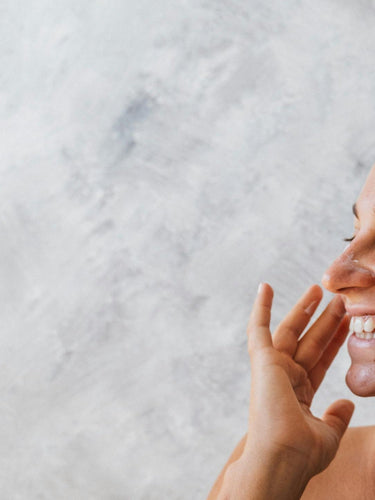 Endlich gbt meine Haut Ruhe - glücklich lächendel Frau bei der Gesichtspflege